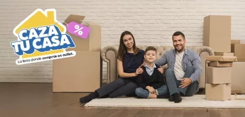 Familia está sentada en la sala de su apartamento nuevo y rodeada de cajas de mudanza.