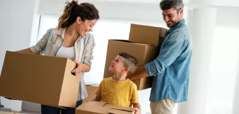Familia sostiene cajas de mudanza para su nueva vivienda Colsubsidio