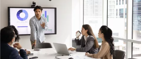 Ejecutivo presenta su plan de negocios.