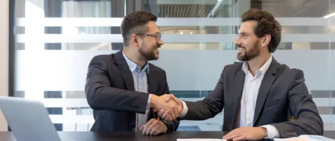 Empresario establecen acuerdo comercial.