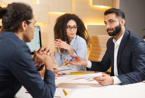 Ejecutivos conversan sobre acuerdo comercial.