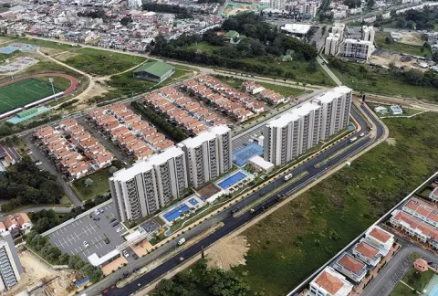 Vista aérea de Entremontes muestra edificios, zonas verdes y vías.