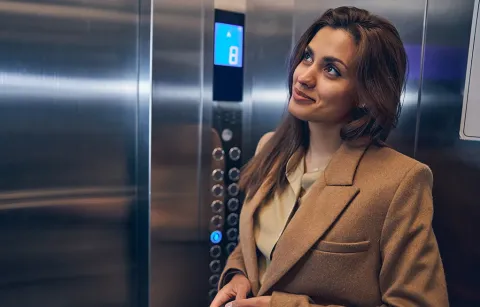 Mujer en el ascensor 