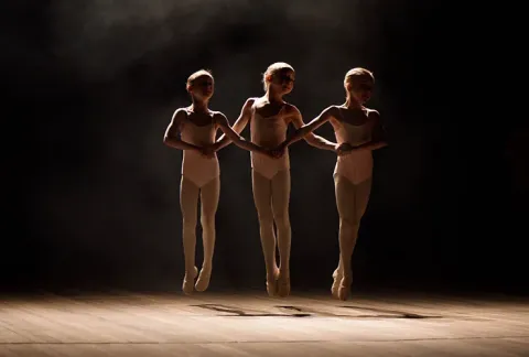 Niñas en momento de función de ballet