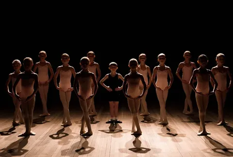Niñas en montaje escénico de ballet 