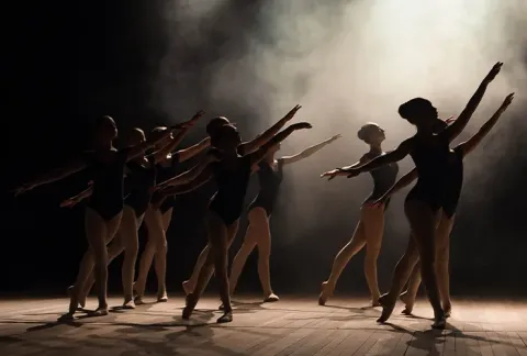 Niñas en presentación en escenario de ballet