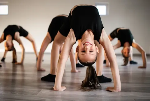 Niñas en ensayo coreográfico de ballet