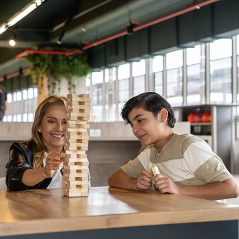 Maadre y su hijo juegan jenga en Fontanar Colsubsidio