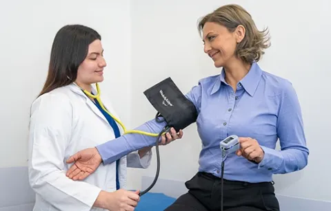 Trabajadora recibe atención médica en Salud Colsubsidio