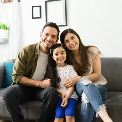 Familia afiliada a Colsubsidio está reunida en su vivienda