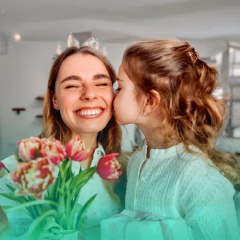 Madre e hija celebran el día de la madre en Salud Colsubsidio