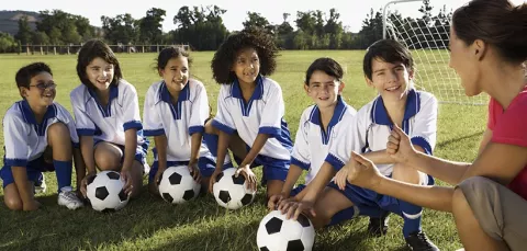 Niñas y niños entrenan en la escuela de fútbol Colsubsidio