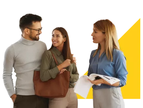 Pareja conversa con asesora de créditos Colsubsidio