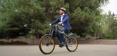 Hombre pedalea en su bicileta camino al trabajo.