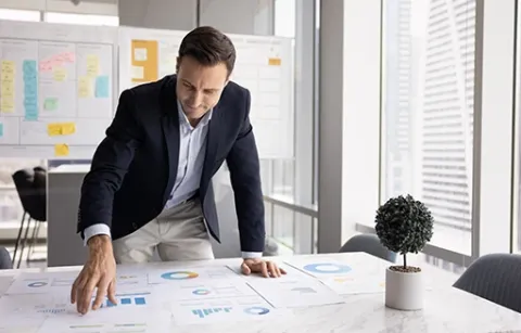 Empresario realizando un diagnóstico empresarial