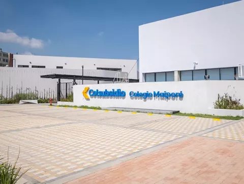 Fachada del Colegio Maiporé Colsubsidio muestra ingreso, zonas verdes y edificios