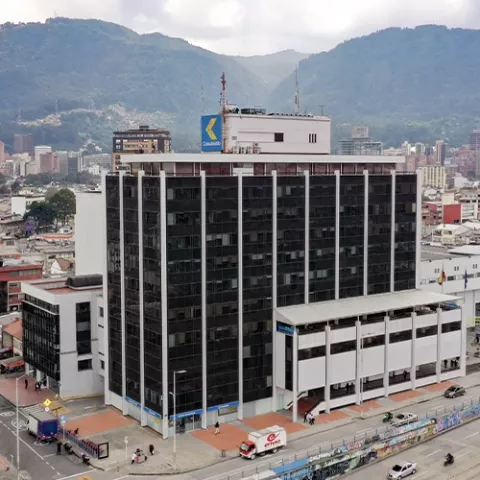 Fachada Colsubsidio sede 26 muestra edificios, vías y zonas verdes