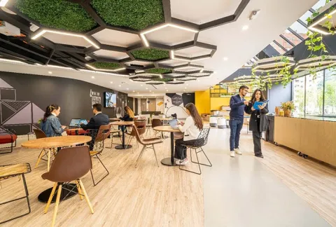 Perosnas trabajan en las oficinas modernas de Colsubsidio