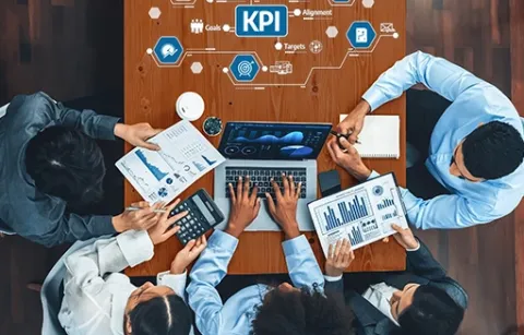 Grupo de personas creando una ruta de crecimiento para empresas