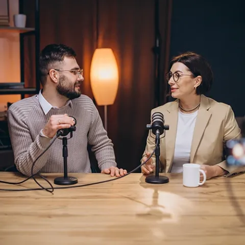 Entrevistora conversa con lìder empresarial en podcast