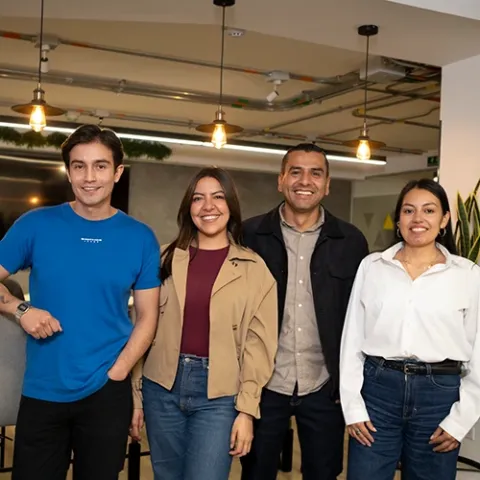 Grupos de jóvenenes trabajan en Colsubsidio
