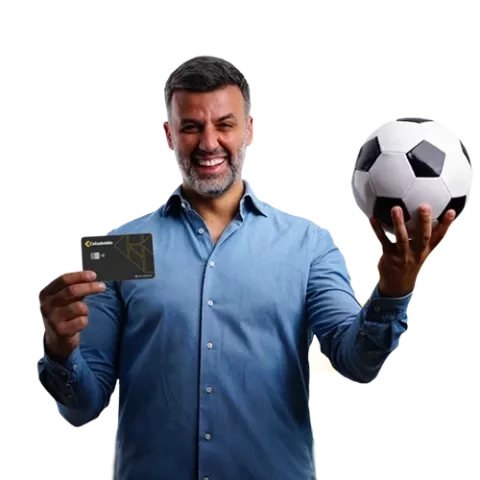 Hombre sostiene balón y tarjeta Colsubsidio.