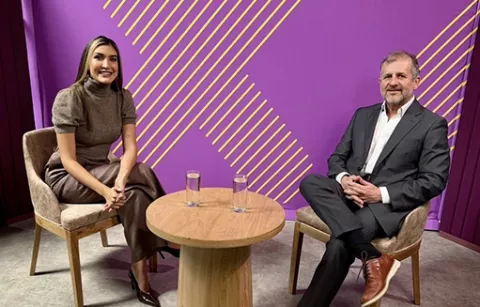Mujer entrevista a líder empresarial
