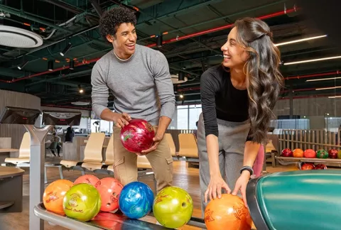 Pareja jugando bolos en Bloc Fontanar