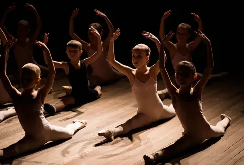 Niñas en pose de ballet