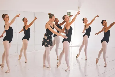 Mujeres con profesora en clase de ballet