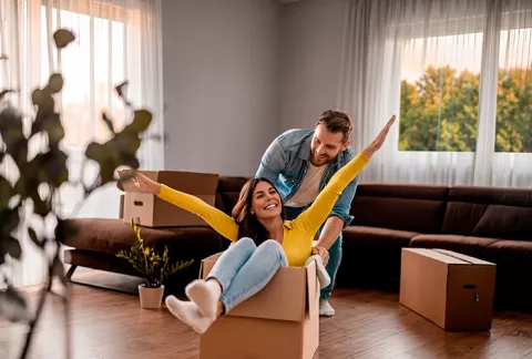 Pareja se muda a su vivienda nueva de Colsubsidio