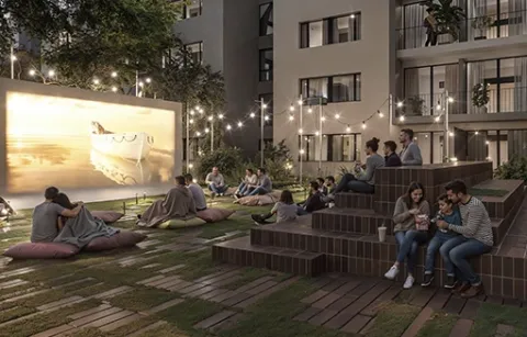 Cinema de Altia muestra personas viendo película al aire libre