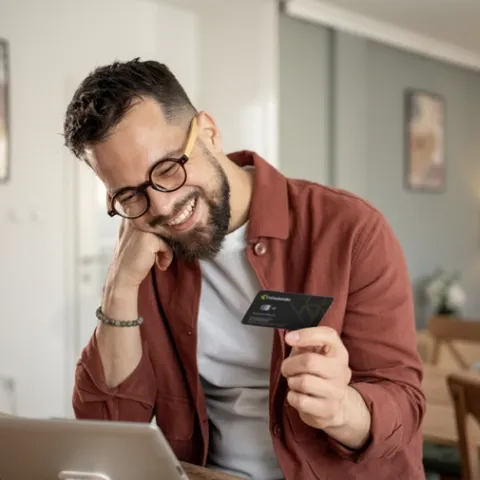Hombre sostiene cupo crédito Colsubsidio