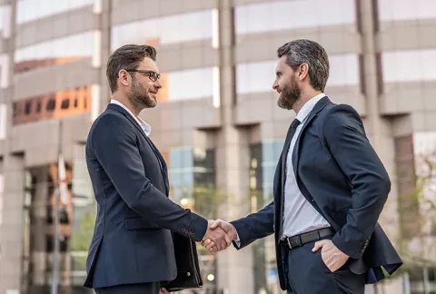 Experto sostienen la mano de CEO de mipyme en sesiones de gobierno corporativo