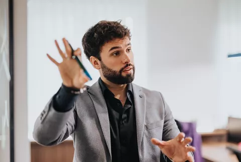 hombre barabado, potencial estudiante del curso de habilidades gerenciales