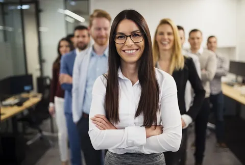 mujer liderando un equipo de trabajo, curso de habilidades personales de Colsubsidio en alianza con la Universidad de los Andes