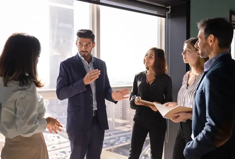 Trabajadores conversan sobre su gobierno corporativo