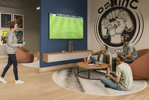 Jóvenes ven partido de fútbol en la sala de juegos de Viena