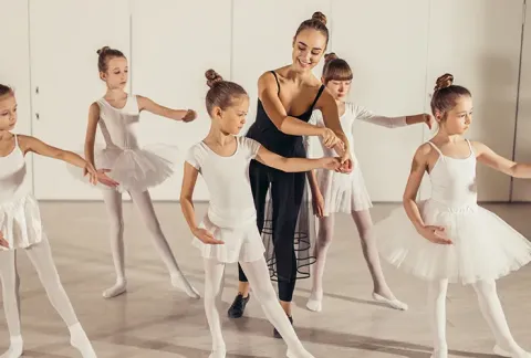 Niñas con su profesora en clase de ballet