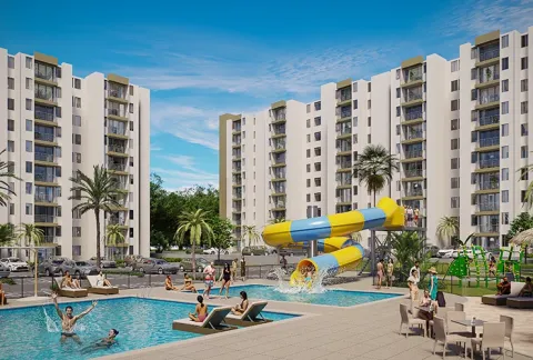 Piscina de Cádiz muestra personas nadando, tobogán, edificios y zona verde