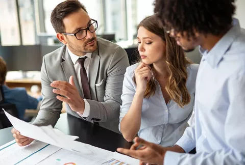 Trabajadores revisan el diagnóstico de su gobierno corporativo