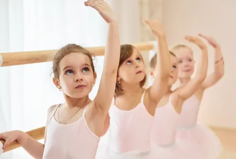 Niñas en fila en clase de ballet
