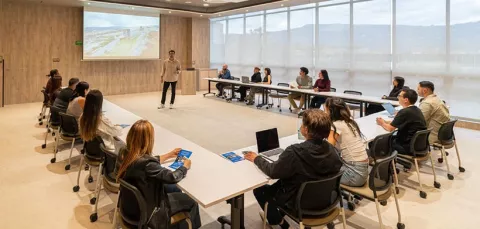 Grupo de personas en sesiones de productividad empresarial en BLOC Fontanar Colsubsidio