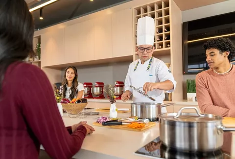 Trabajadores se divierten en el taller del chef de Colsubsidio