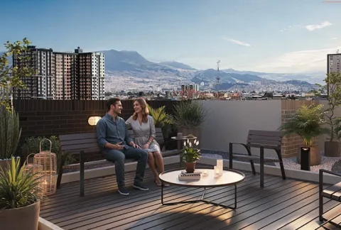 Personas conversan en terraza y sala lounge de Viena
