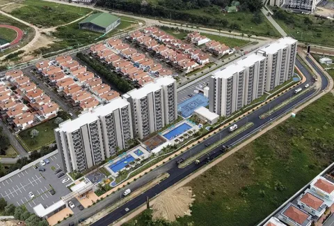Vista aérea Entremontes muestra edificios, zonas verdes y vías principales