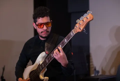 Un hombre que toca una guitarra en una habitación