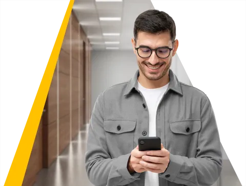 Persona sonriendo y revisando su celular.