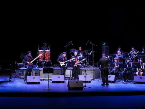 Orquesta tocando en el escenario con instrumentos e instrumentos en el escenario