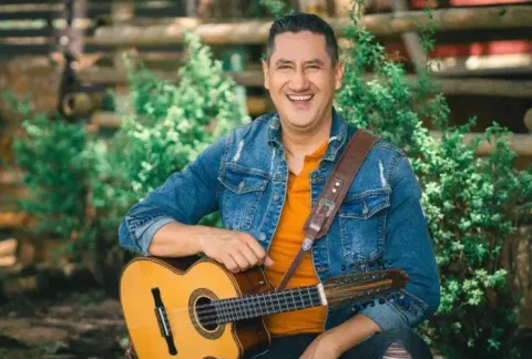 Hombre con su guitarra 